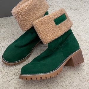Green boots with fur size 37 (6-7 in US)